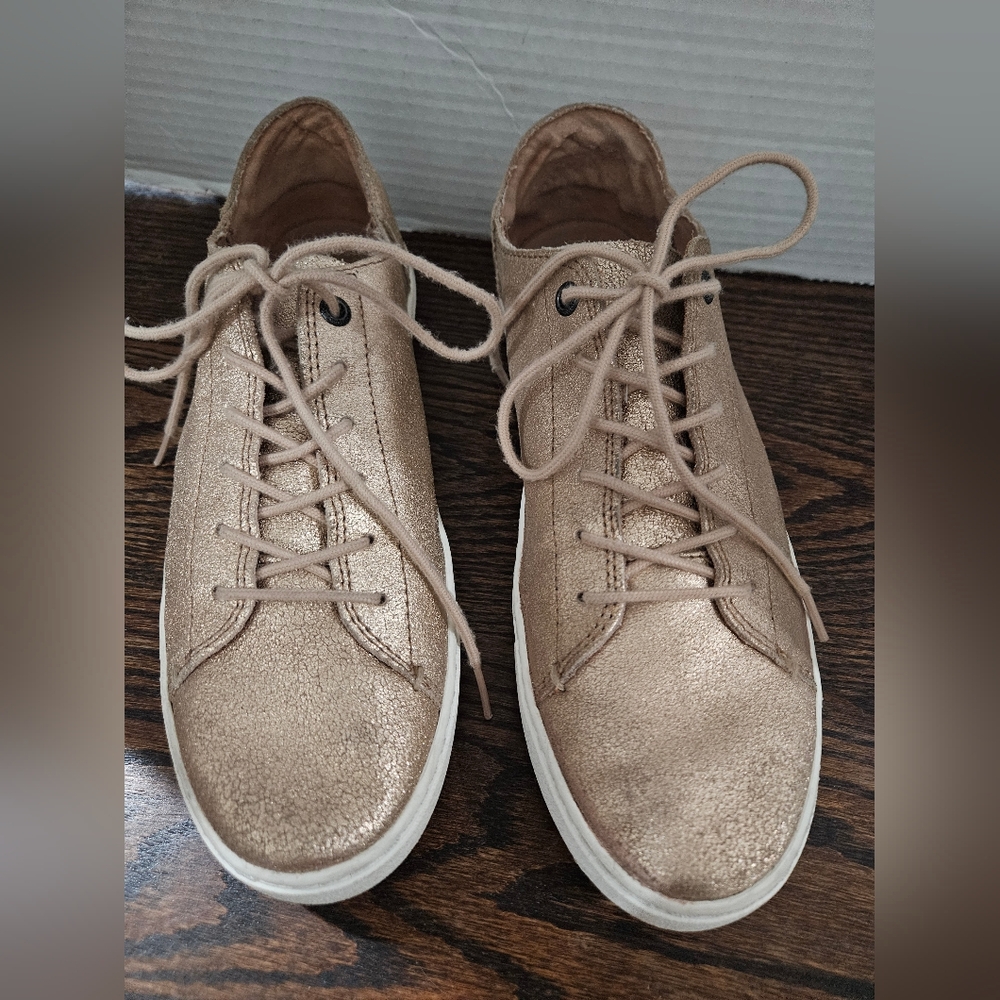 Toms Womens Sneakers Size 9. Rose GOLD. Great Used Condition. (Bin16)